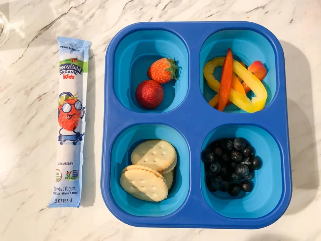 Easy Toddler Meal Idea: Peanut Butter Crackers, strawberries, yogurt, peppers, blueberries